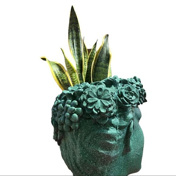 19" LADY WITH DAISIES PLANTER - Poly resin material in Green. - Picture 9 of 14